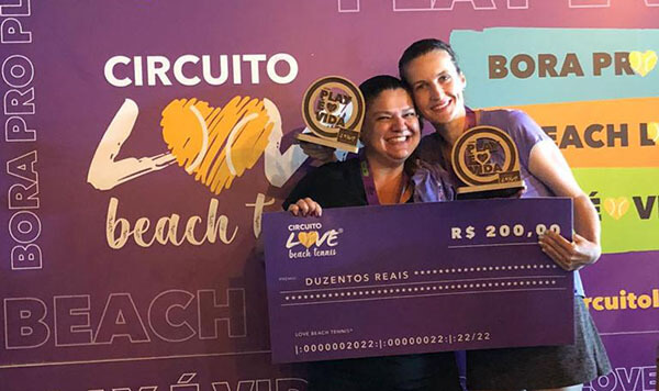 Gesiane e Denise conquistam o 1º lugar na categoria iniciante do Circuito Love Beach Tennis (Foto: Divulgação)