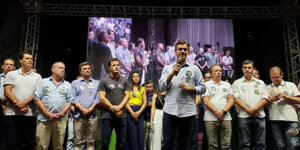 Governador Rodrigo Garcia, a frente na foto, participa de evento político em Indaiatuba neste sábado (Foto: Patrícia Lisboa/Dropes)