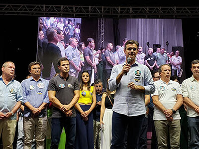 Governador Rodrigo Garcia, a frente na foto, participa de evento político em Indaiatuba neste sábado (Foto: Patrícia Lisboa/Dropes)