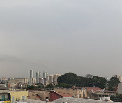 Há muita nebulosidade e chove na manhã desta terça-feira, em Indaiatuba (Foto: Patrícia Lisboa/Dropes)