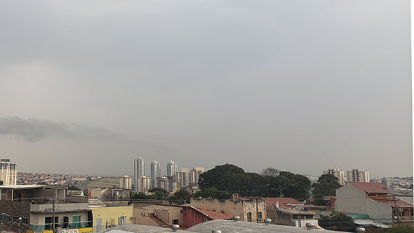 Há muita nebulosidade e chove na manhã desta terça-feira, em Indaiatuba (Foto: Patrícia Lisboa/Dropes)