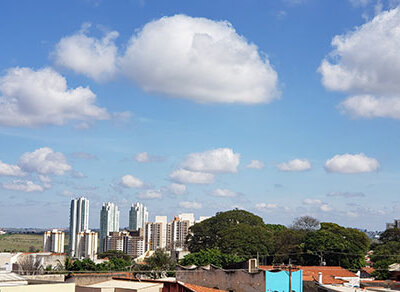 O sol aparece entre nuvens nesta sexta em Indaiatuba (Foto: Patrícia Lisboa/Dropes)