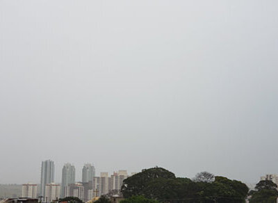 Chove na manhã desta segunda em Indaiatuba (Foto: Patrícia Lisboa/Dropes)