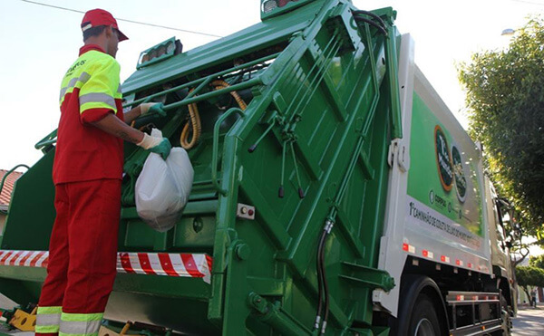 Mudança no cronograma da coleta de lixo começa a valer nesta quarta-feira (Foto: Eliandro Figueira/PMI)