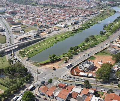 Saae implanta novo trecho de emissário de esgotos na margem esquerda do Córrego do Barnabé (Foto: Arquivo/DCS/Saae)