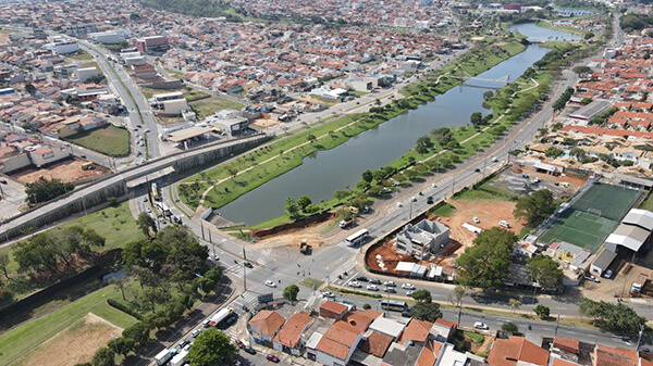 Saae implanta novo trecho de emissário de esgotos na margem esquerda do Córrego do Barnabé (Foto: Arquivo/DCS/Saae)