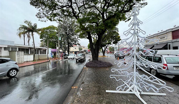 Primeiras peças são instaladas ao longo da Avenida Presidente Vargas (Foto: Eliandro Figueira/RIC/PMI)