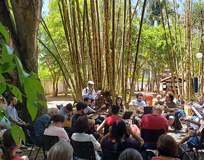 Penna e Grupo de Choro na abertura do Jardim das Letras, no bosque do Casarão Pau Preto, domingo (Foto: Patrícia Lisboa/Dropes)