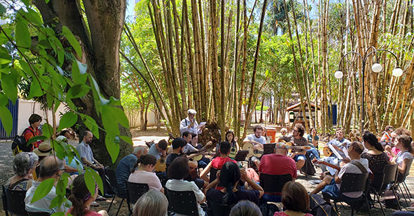 Penna e Grupo de Choro na abertura do Jardim das Letras, no bosque do Casarão Pau Preto, domingo (Foto: Patrícia Lisboa/Dropes)