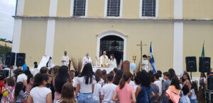 Cerca de 1,5 mil fiéis participam da missa de Nossa Senhora Aparecida na Praça da Igreja Candelária (Foto: Patrícia Lisboa/Dropes)