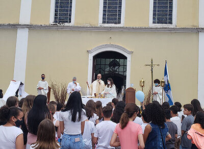 Cerca de 1,5 mil fiéis participam da missa de Nossa Senhora Aparecida na Praça da Igreja Candelária (Foto: Patrícia Lisboa/Dropes)