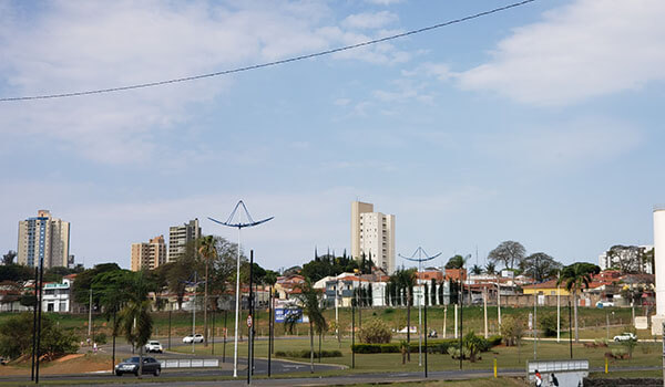 O sol aparece entre nuvens nesta terça, em Indaiatuba (Foto: Patrícia Lisboa/Dropes)