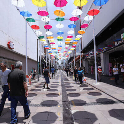 O calçadão na Rua 13 de Maio, no Centro de Campinas, começou a receber a cobertura de guarda-chuvas coloridos (Foto: Fernanda Sunega/PMC)