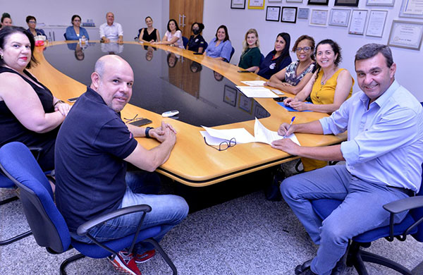 Posse aconteceu na tarde de segunda-feira (21), no Gabinete do prefeito (Foto: Eliandro Figueira/RIC/PMI)