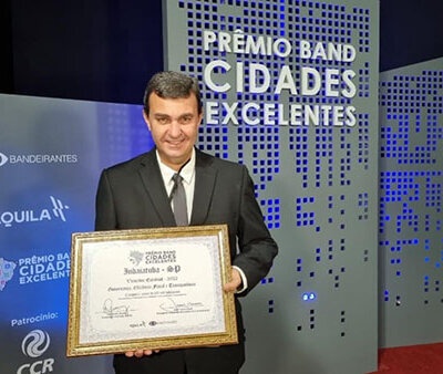 Prefeito Nilson Gaspar na entrega do prêmio Band Cidades 2022 (Foto: Divulgação/RIC/PMI)