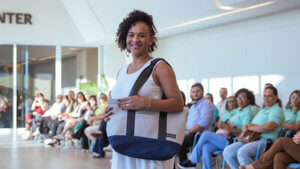 Modelo voluntária exibe bolsa feita a partir de resíduos industriais em desfile na última quinta-feira (Foto: João Novembrini/ Egrégora Criativa)