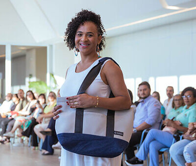 Modelo voluntária exibe bolsa feita a partir de resíduos industriais em desfile na última quinta-feira (Foto: João Novembrini/ Egrégora Criativa)