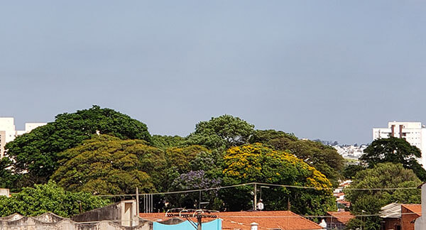 O sol aparece entre nuvens, na manhã desta quarta, em Indaiatuba, mas, não chove (Foto: Patrícia Lisboa/Dropes)