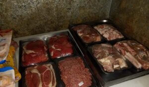 Foram apreendidos e inutilizados 82,39kg de carnes bovina, suína e de frango (Foto: Divulgação/RIC/PMI)