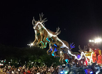 A primeira edição da Parada de Natal aconteceu neste sábado, dia 10 (Foto: Patrícia Lisboa/Dropes)