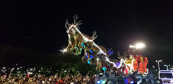 A primeira edição da Parada de Natal aconteceu neste sábado, dia 10 (Foto: Patrícia Lisboa/Dropes)