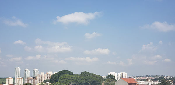 O sol aparece entre nuvens e não chove, nesta sexta, em Indaiatuba (Foto: Patrícia Lisboa/Dropes)