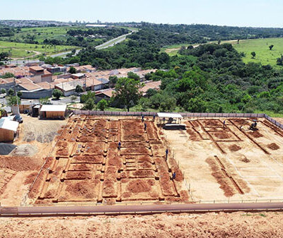 Creche está em construção na rua Francisco Soares Sebastião Sobrinho, no Jardim dos Tucanos (Foto: Eliandro Figueira/RIC/PMI)