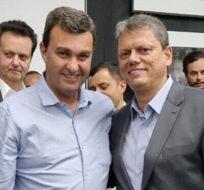 O prefeito de Indaiatuba, Nilson Gaspar, e o governador Tarcísio de Freitas (Foto: Divulgação)