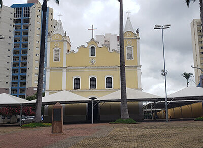 Montagem das barracas para a Festa da Padroeira na Praça da Igreja Candelária já começou (Foto: Patrícia Lisboa/Dropes)