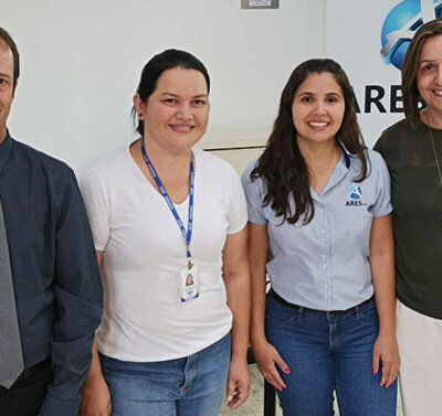 Funcionários do Saae com a atendente da Ouvidoria Itinerante da ARES-PCJ Fernanda Rocha (a terceira, na foto, da esquerda para a direita)