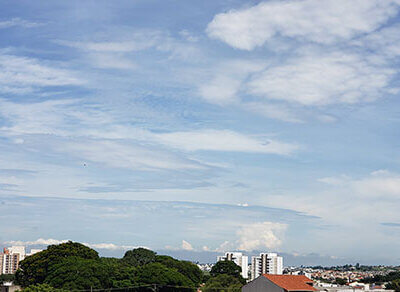 O sol aparece entre nuvens na manhã desta segunda em Indaiatuba (Foto: Patrícia Lisboa/Dropes)