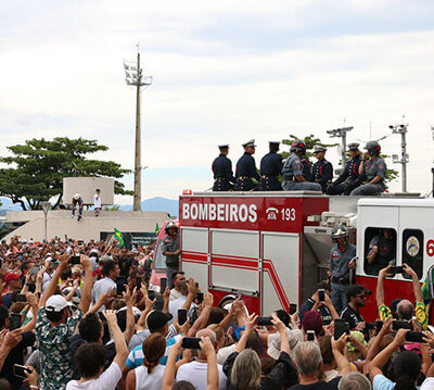 Multidão acompanhou cortejo do corpo de Pelé, em Santos (Foto: Rovena Rosa/Agência Brasil)