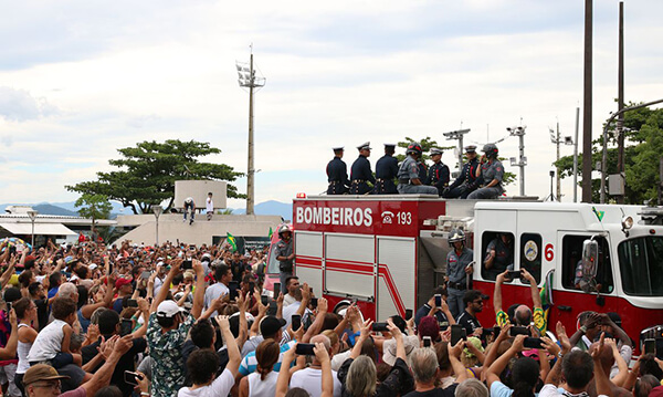 Multidão acompanhou cortejo do corpo de Pelé, em Santos (Foto: Rovena Rosa/Agência Brasil)