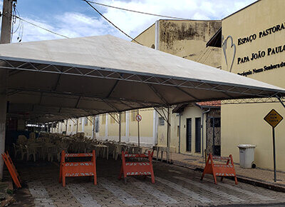 Praça da Igreja Candelária foi coberta para realização da quermesse (Foto: Patrícia Lisboa/Dropes)