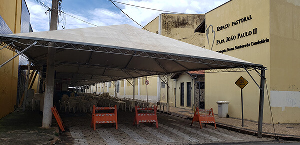 Praça da Igreja Candelária foi coberta para realização da quermesse (Foto: Patrícia Lisboa/Dropes)