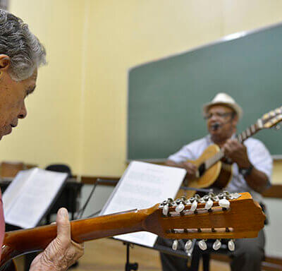 Violão é uma das oficinas oferecidas pelo Funssol Indaiatuba (Foto: Arquivo/RIC/PMI)