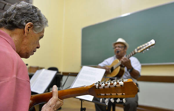 Violão é uma das oficinas oferecidas pelo Funssol Indaiatuba (Foto: Arquivo/RIC/PMI)