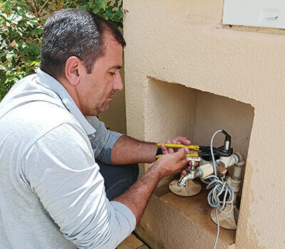 Aparelhos para medição são instalados por um profissional do Saae em diferentes residências (Foto: Thomaz Edson/DCS/Saae)