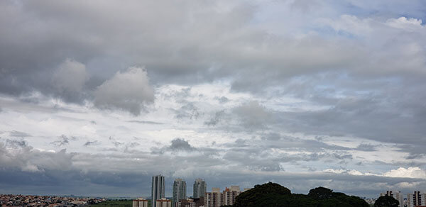 O céu fica encoberto, na manhã desta sexta, em Indaiatuba (Foto: Patrícia Lisboa/Dropes)