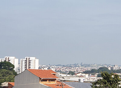 O sol aparece entre muitas nuvens, na manhã desta segunda, em Indaiatuba (Foto: Patrícia Lisboa/Dropes)