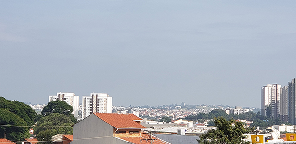 O sol aparece entre muitas nuvens, na manhã desta segunda, em Indaiatuba (Foto: Patrícia Lisboa/Dropes)