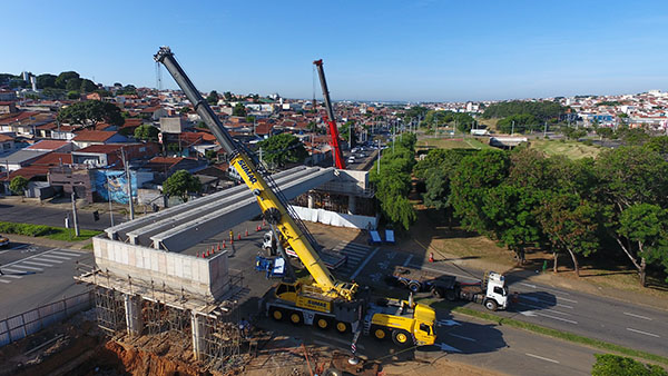 Içamento das vigas foi realizado na madrugada de sábado (Foto: Eliandro Figueira/RIC/PMI)