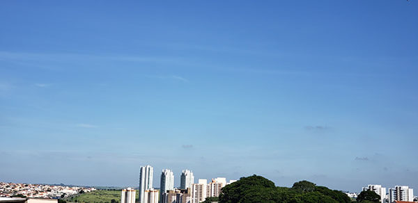 O sol aparece entre poucas nuvens na manhã desta sexta, em Indaiatuba (Foto: Patrícia Lisboa/Dropes)