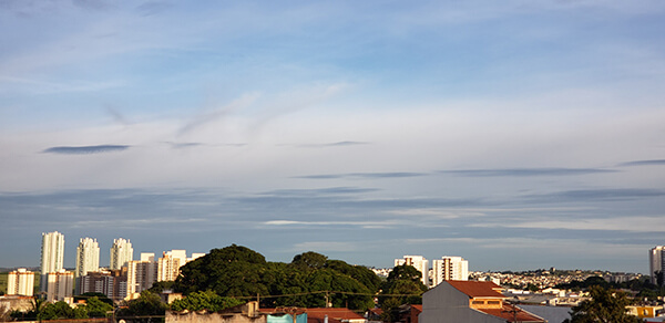 Em Indaiatuba, o sol aparece entre muitas nuvens na manhã desta segunda-feira (Foto: Patrícia Lisboa/Dropes)