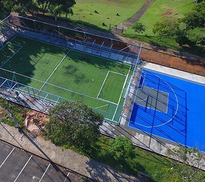 Espaço tem campo de futebol society, quadra de basquete 3×3, arquibancadas e iluminação de LED (Foto: Eliandro Figueira/RIC/PMI)