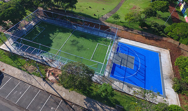 Espaço tem campo de futebol society, quadra de basquete 3×3, arquibancadas e iluminação de LED (Foto: Eliandro Figueira/RIC/PMI)