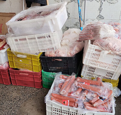 Vigilância Sanitária e Polícia Civil apreendem 934 quilos de carnes sem procedência (Foto: Divulgação/RIC/PMI)