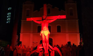 Encenação da Paixão de Cristo acontece na praça da Igreja Candelária (Foto: Arquivo/Patrícia Lisboa/Dropes)