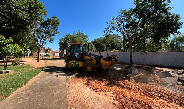 Reforma da praça começou a retirada do calçamento, que será substituído (Foto: Eliandro Figueira/RIC/PMI)