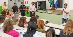 Representantes de escolas em encontro hoje (Foto: Leonardo Cruz/PMI)